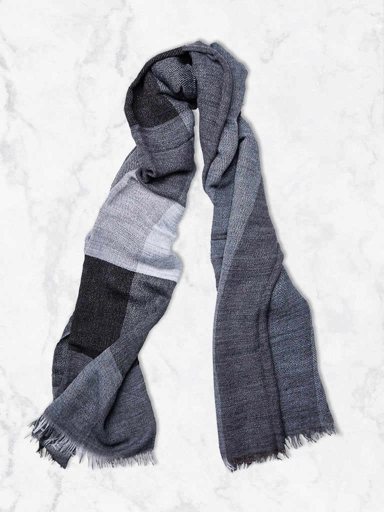 Echarpe à carreaux, anthracite et gris avec courtes franges, 50% acrylique, 38% modal, 8% laine, 4% alpaga.