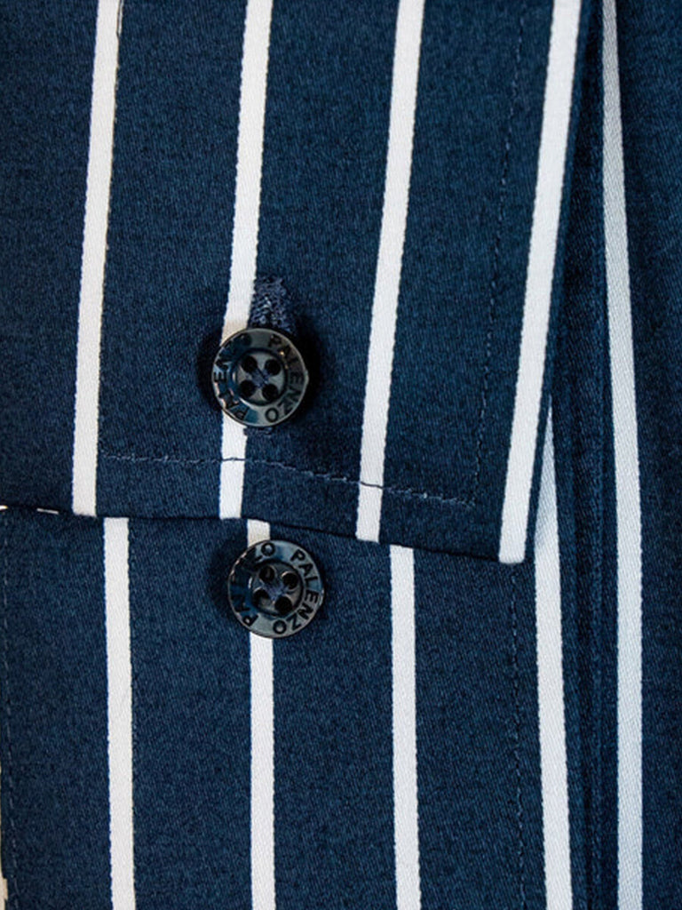 Chemise Slim Fit en popeline de coton, petit col français, poignets à double boutonnage, 100% coton.