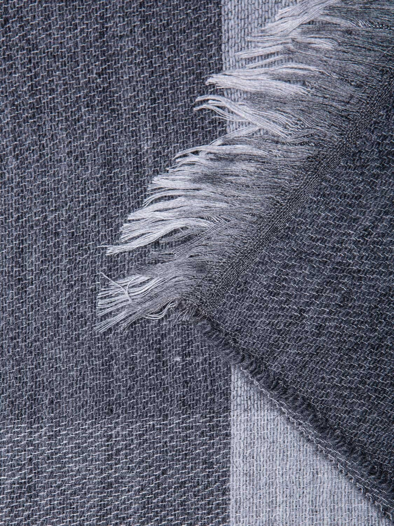 Echarpe à carreaux, anthracite et gris avec courtes franges, 50% acrylique, 38% modal, 8% laine, 4% alpaga.