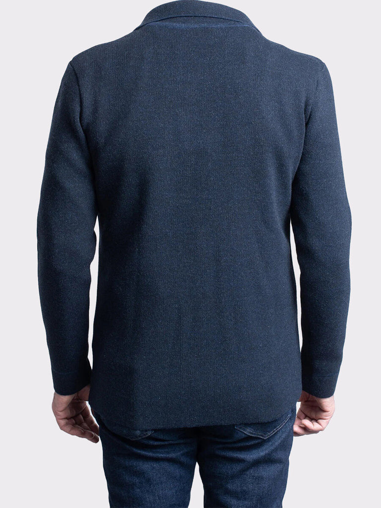 Gilet boutonné, couleur bleu marine, coupe ajustée, 2 poches plaquées, 50% coton - 50% viscose.