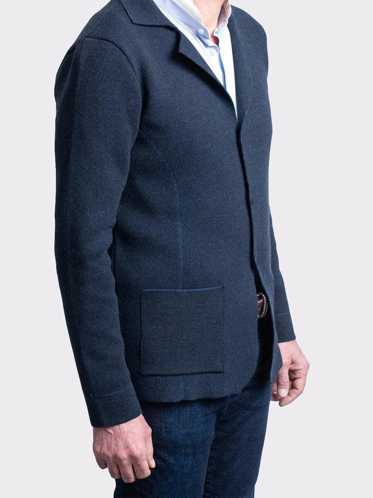 Gilet boutonné, couleur bleu marine, coupe ajustée, 2 poches plaquées, 50% coton - 50% viscose.